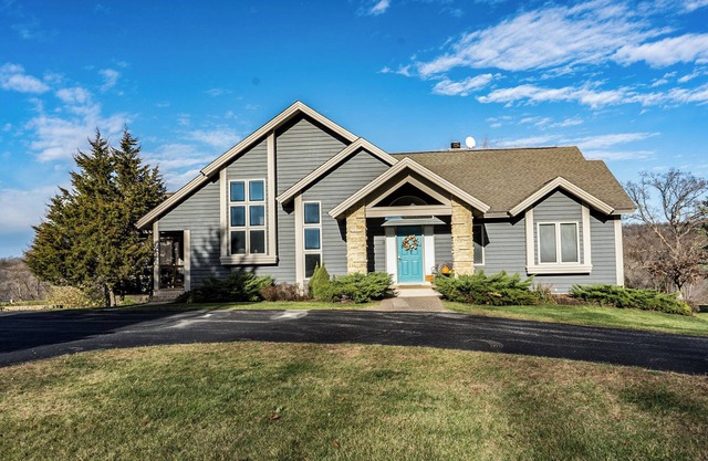 3 Bedroom, 3 1/2 bath house in The Galena Territory.