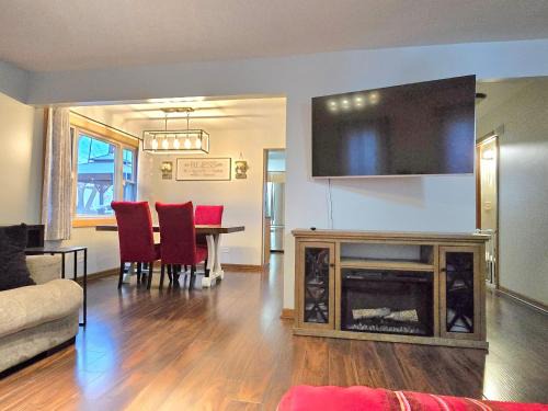 3 bedroom 3 bath lovely home in Aurora IL