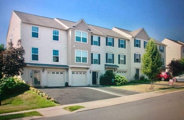 3 Bedroom, 3 Bathroom, Townhouse, 7 Miles from Penn State