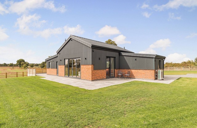 3 bedroom accommodation in Congerstone