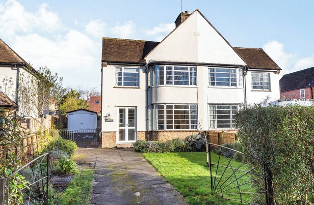 3 bedroom accommodation in Broadway