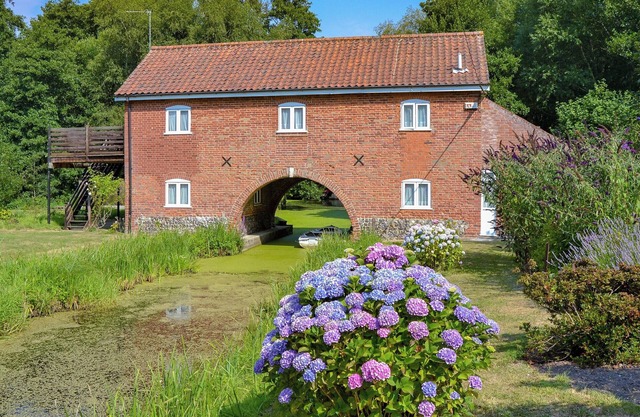 3 bedroom accommodation in Irstead, Norwich