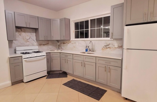 3-bedroom apartment in charming Brooklyn with AC, WiFi. Enjoy your stay