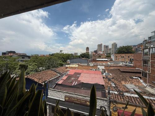 3 bedroom apartment, with arcade machine - 1 block from lleras park p7