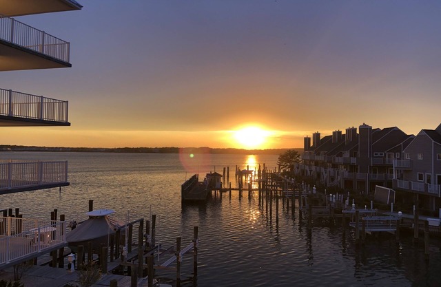 3 Bedroom Bay-front Condo, Walk to the Beach