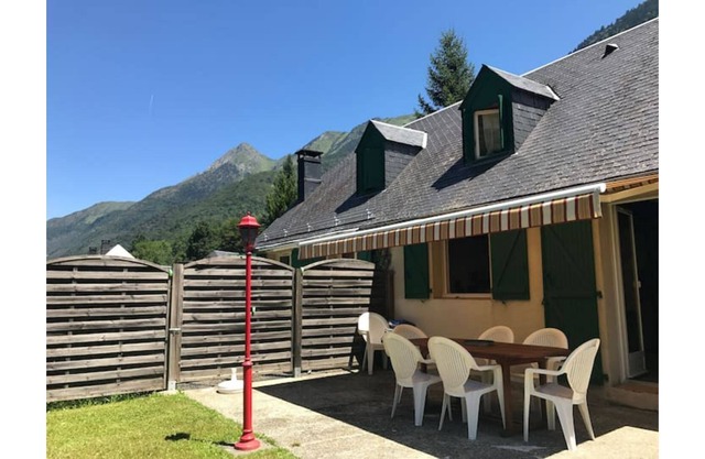 3 bedroom chalet with fireplace and enclosed garden