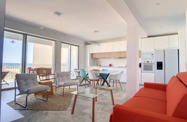 3-Bedroom F4 Apartment with Terrace, Parking - On the Beach