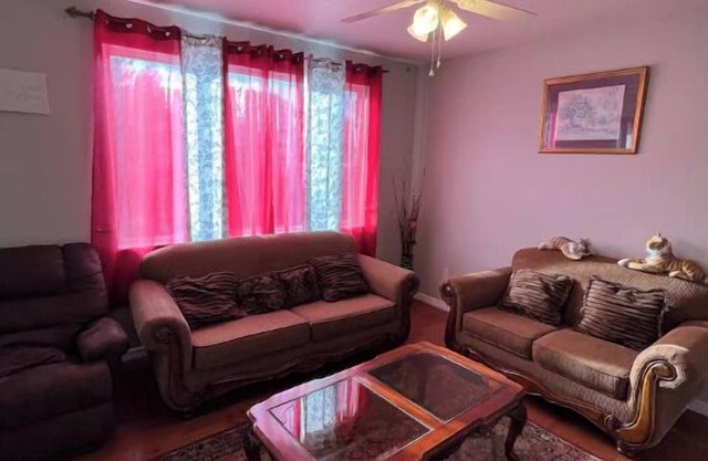 3 bedroom house 5 minutes away from the airport in Colorado Springs all for you.