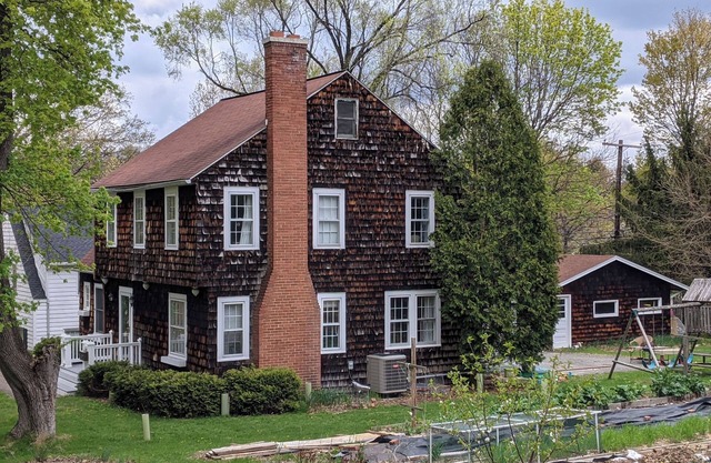 3 bedroom house, A Haven just 10m walk downtown, next to Gameday Shuttle.