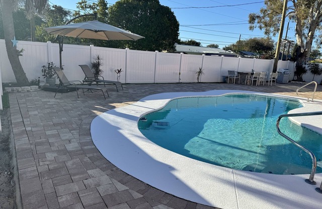 3-bedroom house in St. Petersburg .8 minutes away to Madeira and St Pete Beach