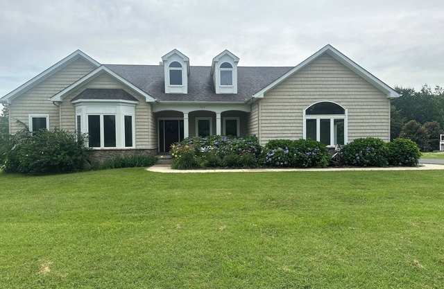3-bedroom house in charming Townsend with inground pool