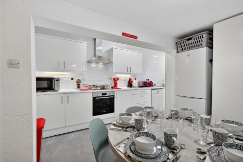 3 Bedroom House, Lisburn, 16 minutes to Belfast, Parking by StaybyNumbers