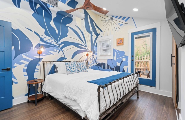 3 Bedroom near Midtown & Stadium, King Bed, Quiet Neighborhood, Pets Welcome