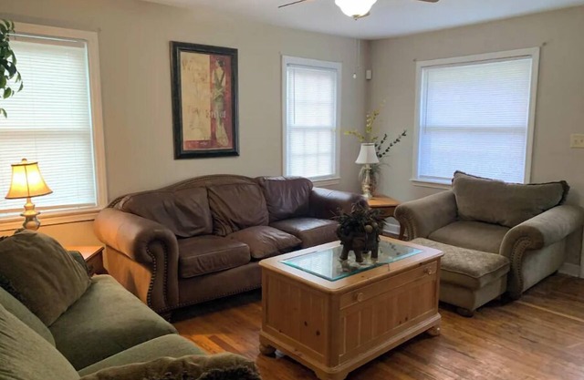3 bedroom pet friendly house, King bed, full kitchen, fenced yard for your pets