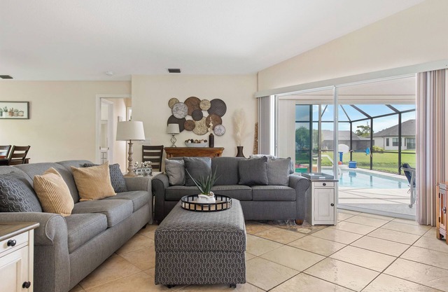 3-bedroom Pool house in charming Rotonda West with AC/Wifi/BBQ/King Beds