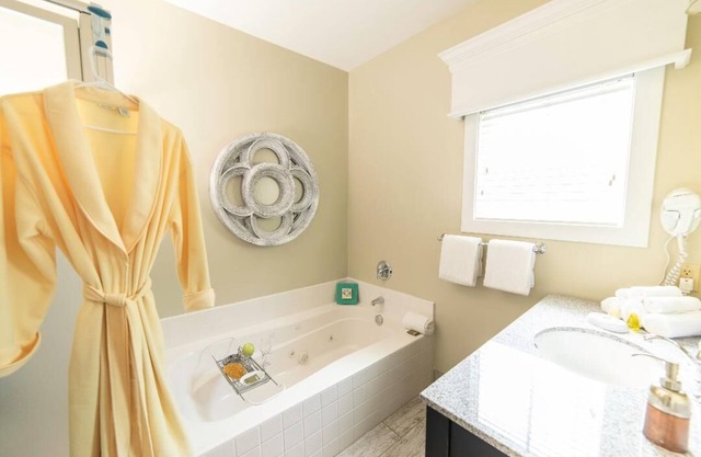 3-bedroom resort in delightful Williamsburg with fitness room, AC, 3 pool.