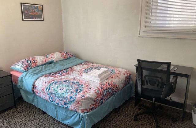 3 bedroom townhouse with free parking on premises