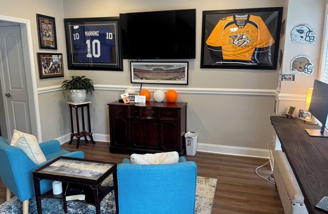 3-bedroom townhome ten minutes from UT campus three 55" tvs + private patio