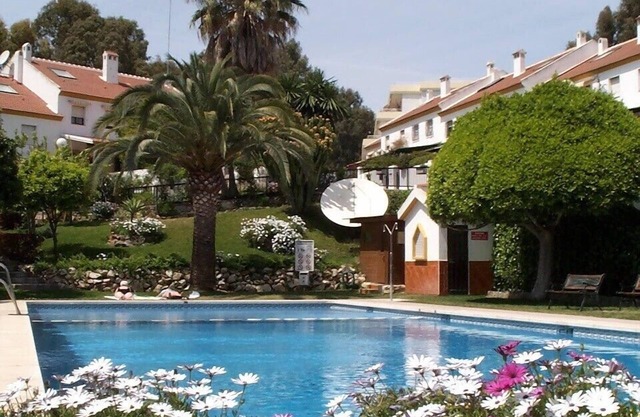 3 bedroom villa in Golf Resort, quiet, walking distance to beach, parking, pool