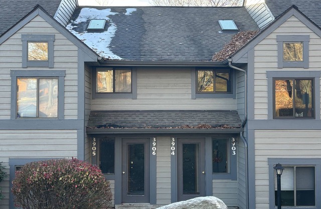 3 bedroom3 bath updated condo at Seven Springs Ski Resort w/Shuttle Sleeps 8
