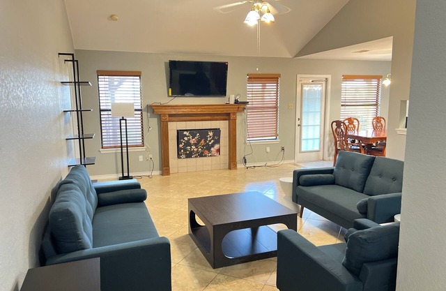 3 BEDROOMS 2 BATHS W/LARGE BACK YARD & PET FRIENDLY IN CALALLEN!