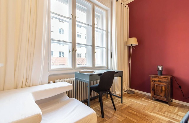 3 bedrooms, 2 bathrooms and a balcony - centrally located - subway and bus 3 min.