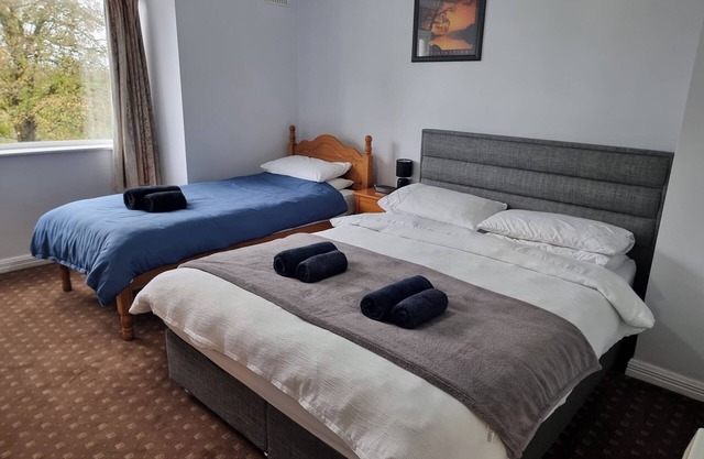 3 Bedrooms - Sleep 7 - Garden - Private Parking
