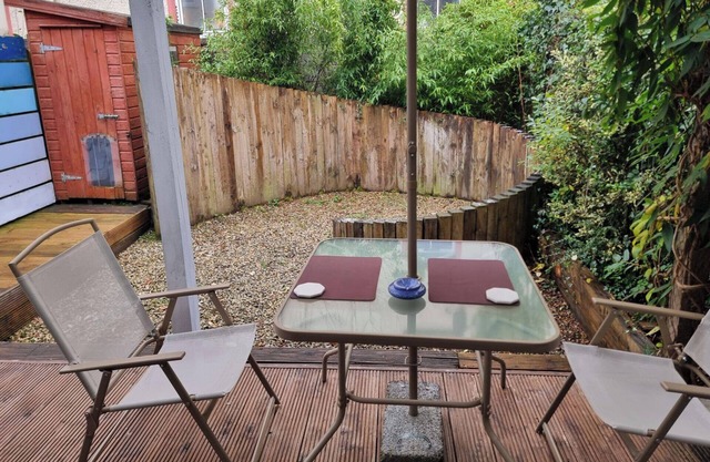 3 Bedrooms - Sleep 7 - Garden - Private Parking