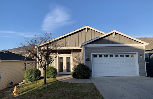 3 bedrooms with king beds, 2 1/2 bathrooms. 2146 sq ft house in east Medford.