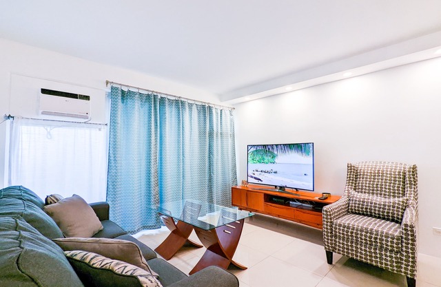 3 Beds 2 Bath 2 Lanai + Free Parking, 2 minutes walk to Beach