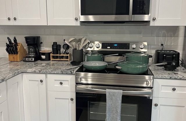 3 blocks away from lake LBJ + onsite boat parking