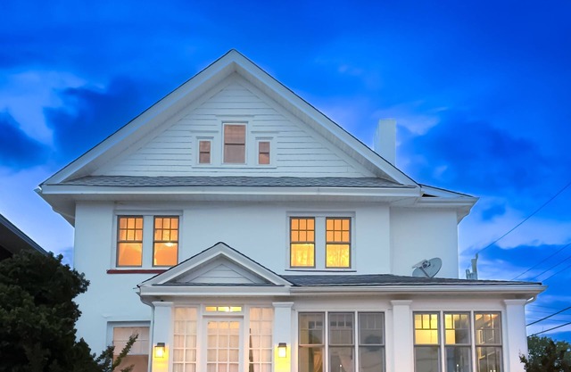 3 blocks to the Beach, sleeps 8, private patio, now booking 2026