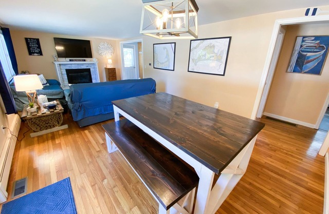 3 BR, 1.5 Bath, OD shower - 4 Min. Dr To Beaches & 8 Min. to Island Queen Ferry!
