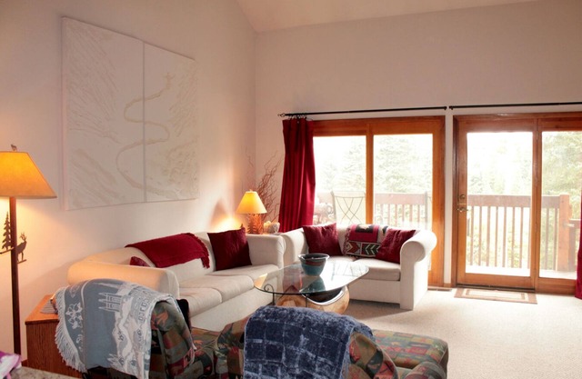 3 BR/2.5 BA Silverthorne Condo - Sleeps 8-10 CLOSE TO ALL THE SUMMIT RESORTS!