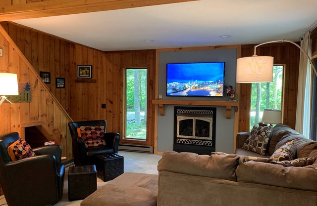 3 BR/2 BA Home - 1 Mile From Mt Snow!