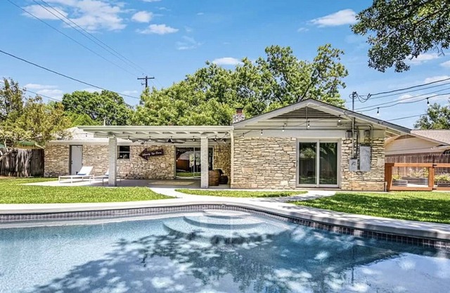 3 BR / 2BA w/ POOL - centrally located.