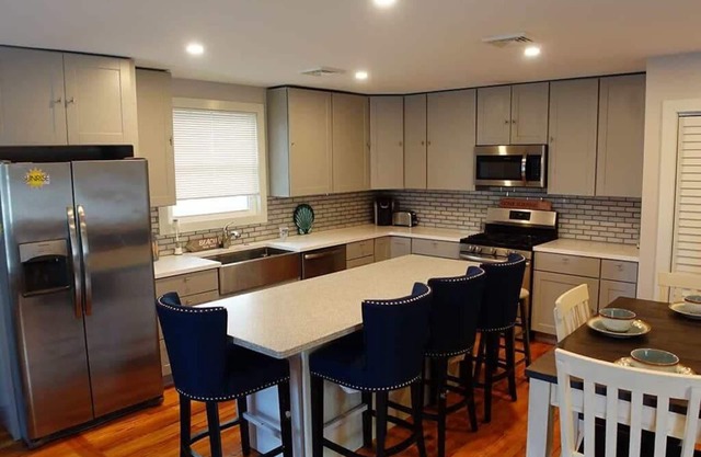 3 BR/3 BA/Modern/Walk to beach/town/Priv Terr