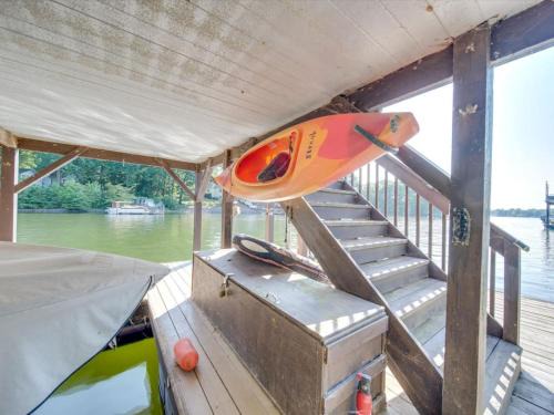 3 BR Cozy Lakefront Cottage