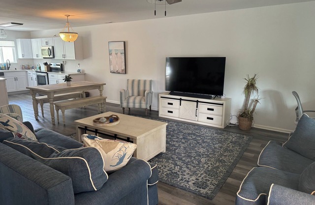 3 BR End Unit Rowhouse 1 Mile to Bethany Boardwalk, Walk to Shops & Restaurants