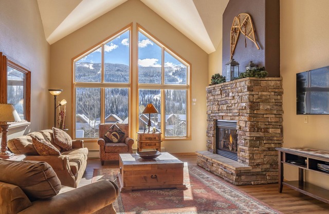 3 BR + Loft BR/4 BA Top Floor Condo with Mile-Wide Ski Run View; 8 separate beds