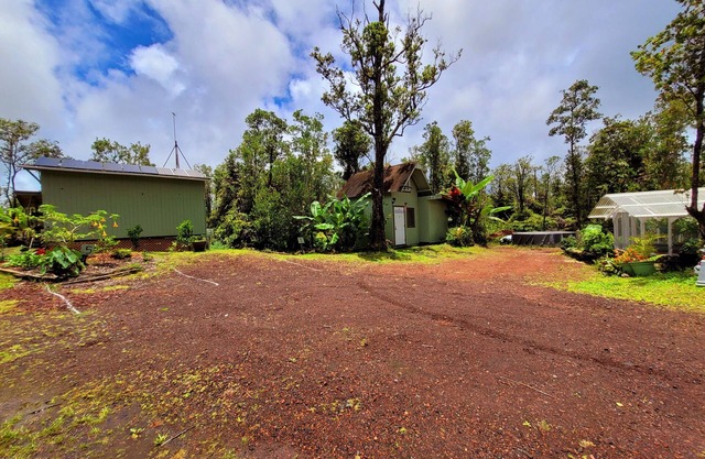 #3 cabin - private space in volcano with TV, Microwave and indoor bathroom