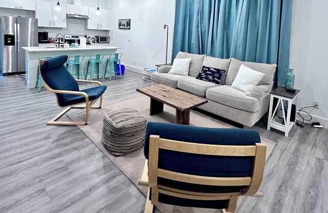3 comfy king beds, hot tub, EV, cozy