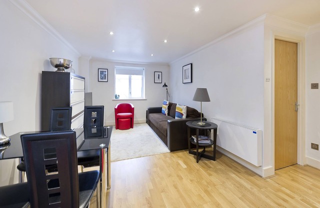 3, Gallery Court · 1 Bed Chelsea Flat + Communal Terrace