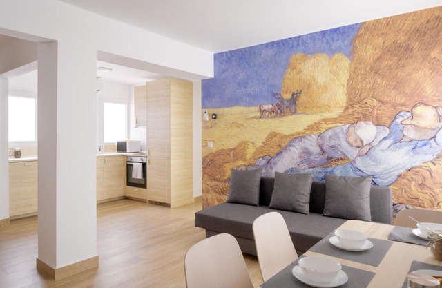 3 hab dobles, 2 baños, AC, junto al Casco Viejo OL