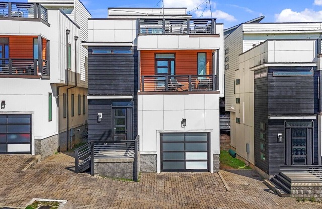 3 Homes! Rooftop Golf Retreats Downtown! 8min to Broadway!