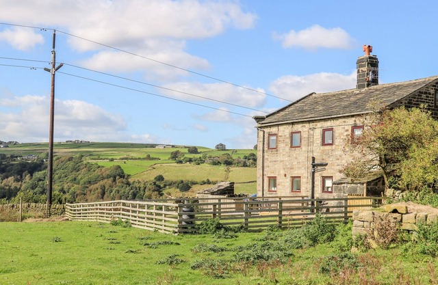 3 HORSEHOLD, pet friendly, character holiday cottage in Hebden Bridge