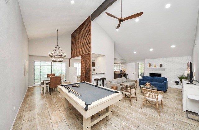 3 King Beds Single Story Home that Sleeps 6 with Pool Table 3BR & 2Bath