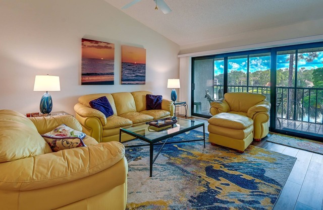 3 Mi to Beaches: Naples Condo w/Pool Access!