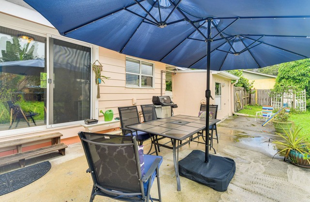 < 3 Mi to Dtwn: Pet-Friendly Sarasota Stay w/Yard