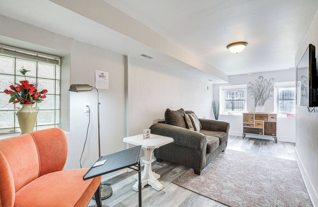 3 Mi to Jackson Park: Cozy Couples Getaway w/Yard